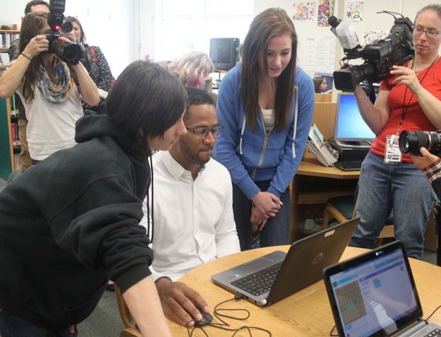 Seahawks Safety Earl Thomas III gets a lesson in coding from two Dimmitt Middle Schoolers.