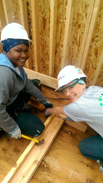 Volunteers came out to the Habitat for Humanity site LaFortuna
