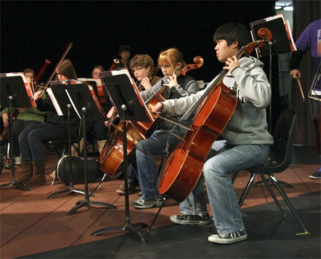 Cellists Sean Tanino