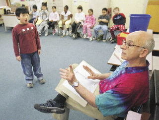 Cascade Elementary School teacher Harvey Sadis runs a play rehearsal with his second-grade class for their upcoming production of Shakespeare’s “Twelfth Night.” At left is Scott Chen