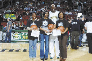 Seattle Sonics guard-forward Damien Wilkins presented Lindbergh High seniors Celeste Bolden (far left) and Britney Smith (far right) and  Monica Washington of Seattle’s Cleveland High School (second from left) with scholarships after the Damien Wilkins Foundation Poetry Slam