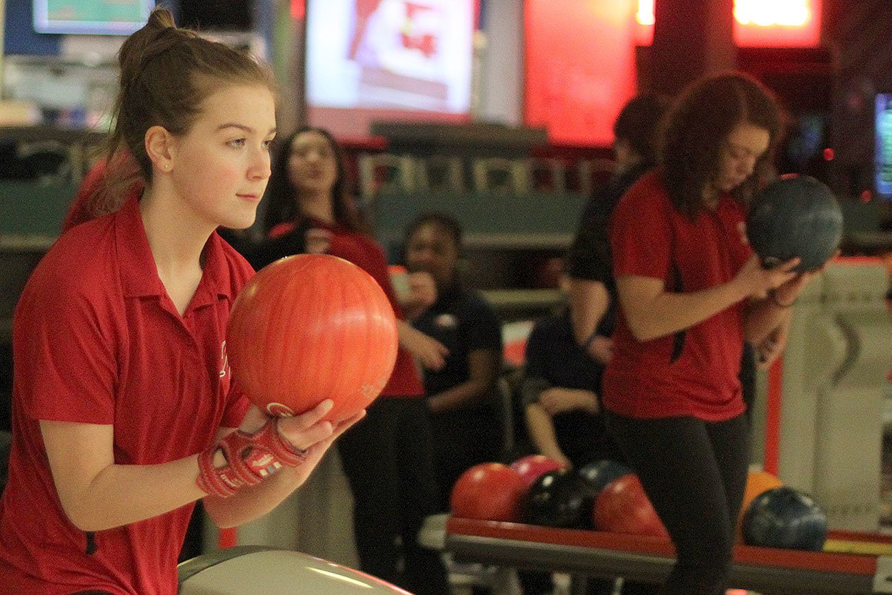 Lindbergh girls bowling beat Renton Tuesday