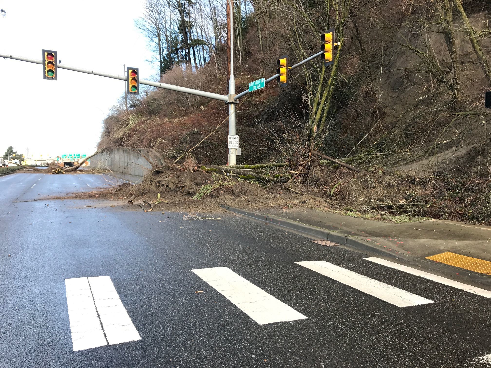 Maple Valley Highway closed due to landslide | UPDATED: One westbound lane open