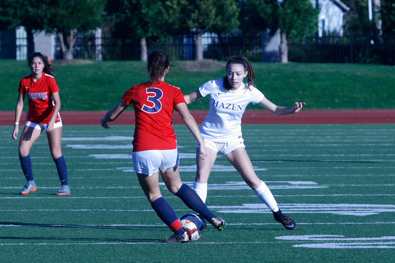 Hazen Highlanders hosted Kennedy Catholic Oct. 26 for the final regular season game. Despite a 1-0 lead in the first half, the Highlanders lost 3-1. (Sarah Brenden | Renton Reporter)
