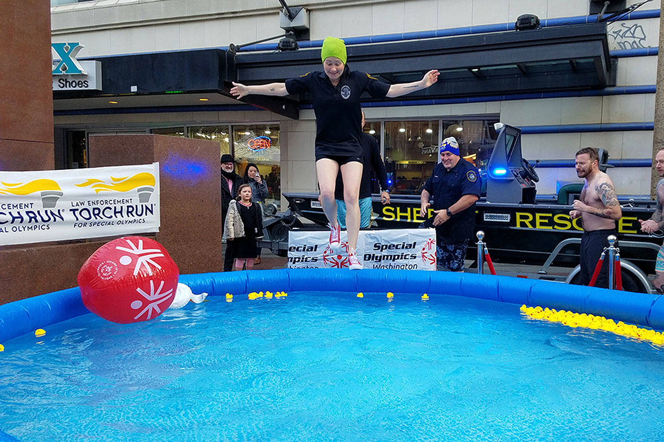 Renton detective plunges for charity