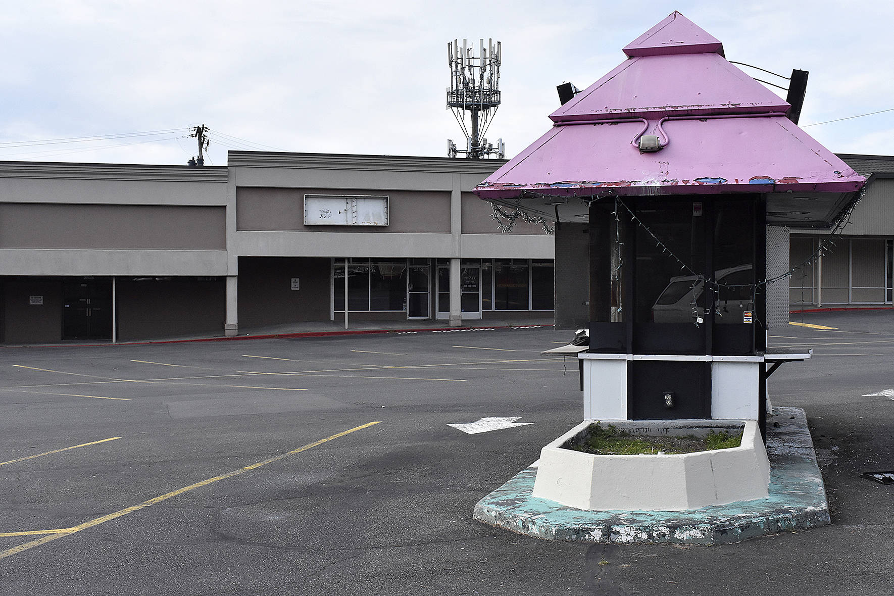 A vacant coffee stand sits among what was the Greater Hi-Lands Shopping Center. Quadrant Homes, the developer set to build on the property, recently backed out of the project. Photo by Haley Ausbun.