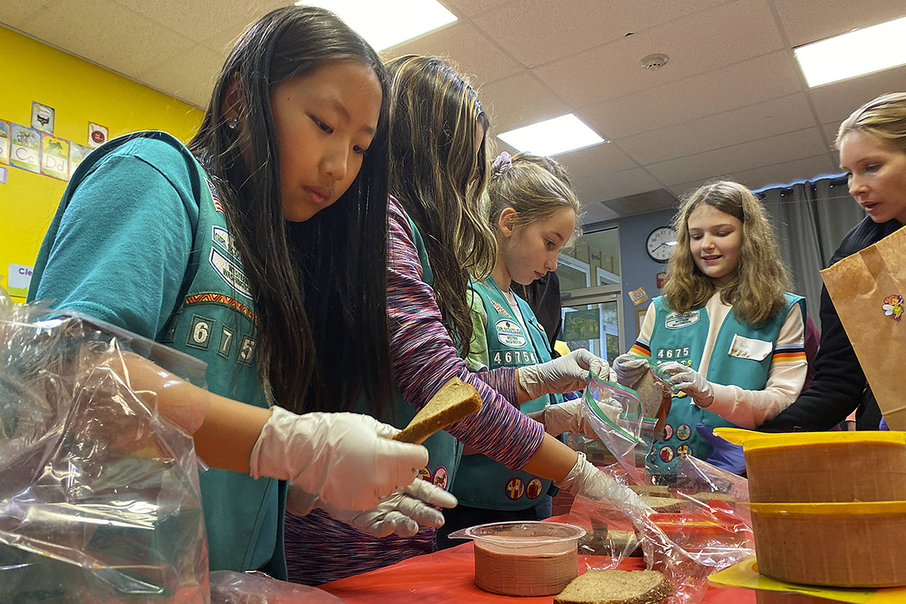 Photo by Haley Ausbun. Girl Scouts from troops 46754, 41126 and 41170 put together 400 sandwhich lunches on Saturday, Nov. 9 as part of Vision House “kids serve” event. The lunches then went to people experiencing homelessness in Seattle via Union Gospel Mission Search and Rescue.