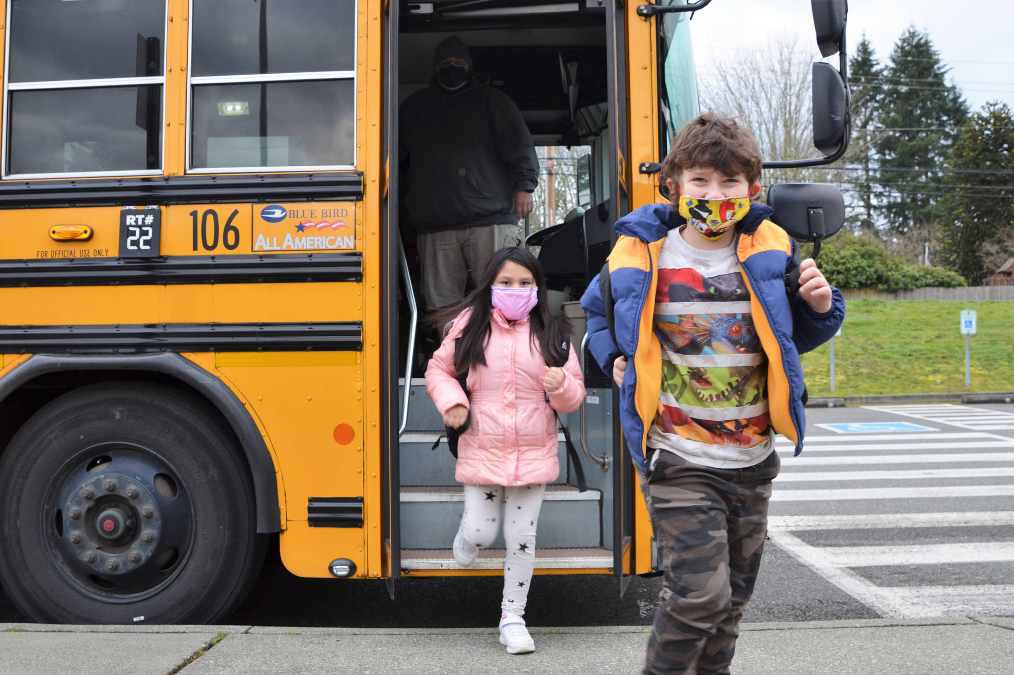 Students walk off the bus wearing masks (photo credit: Renton School District)
