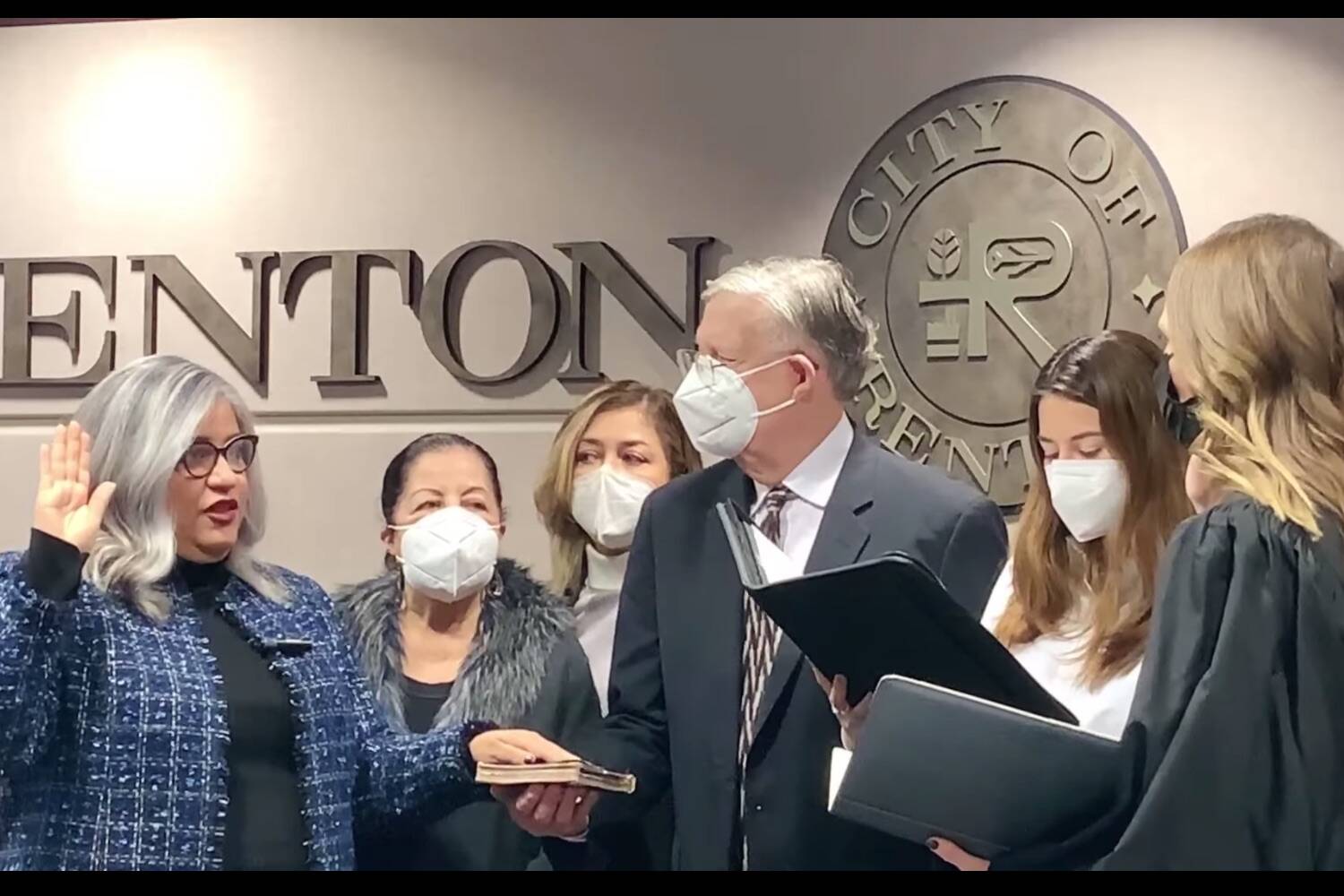 Ruth Pérez being sworn-in by Renton Municipal Court Judge Jessica Giner (screenshot from City of Renton Facebook video)