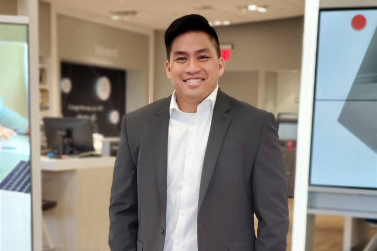 As an Internet Essential Ambassador, Comcast Retail Market Manager Oliver Hoang provides members of his community with customer service to get them connected to the Internet.