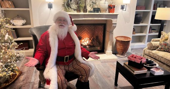 Santa Claus greets guests at the Weatherly Inn lobby. (Cameron Sheppard/Sound Publishing, Inc.)