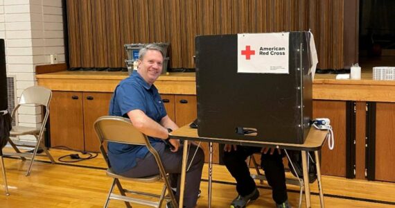 Mark Bigelow donates blood (Courtesy of American Red Cross)