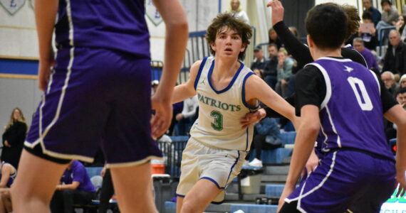 Max Vermeulen looks to drive to the hoop against Lake Washington. Ben Ray / The Reporter