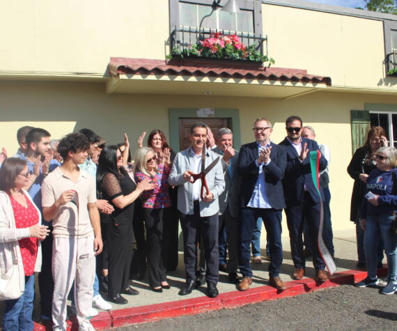 Vince Mottola Jr. cuts the ribbon for the 50th anniversary of Vince’s Italian Restaurant and Pizzeria on Sunset Boulevard in Renton. Photo by Bailey Jo Josie/Sound Publishing