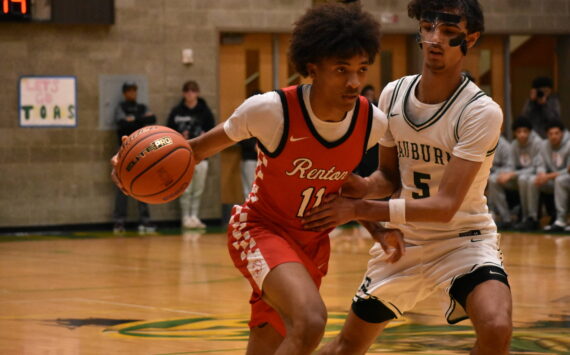 Renton junior Juice White-Kelley drives to the basket early in the first quarter against Auburn. Ben Ray / The Reporter