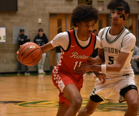 Renton junior Juice White-Kelley drives to the basket early in the first quarter against Auburn. Ben Ray / The Reporter