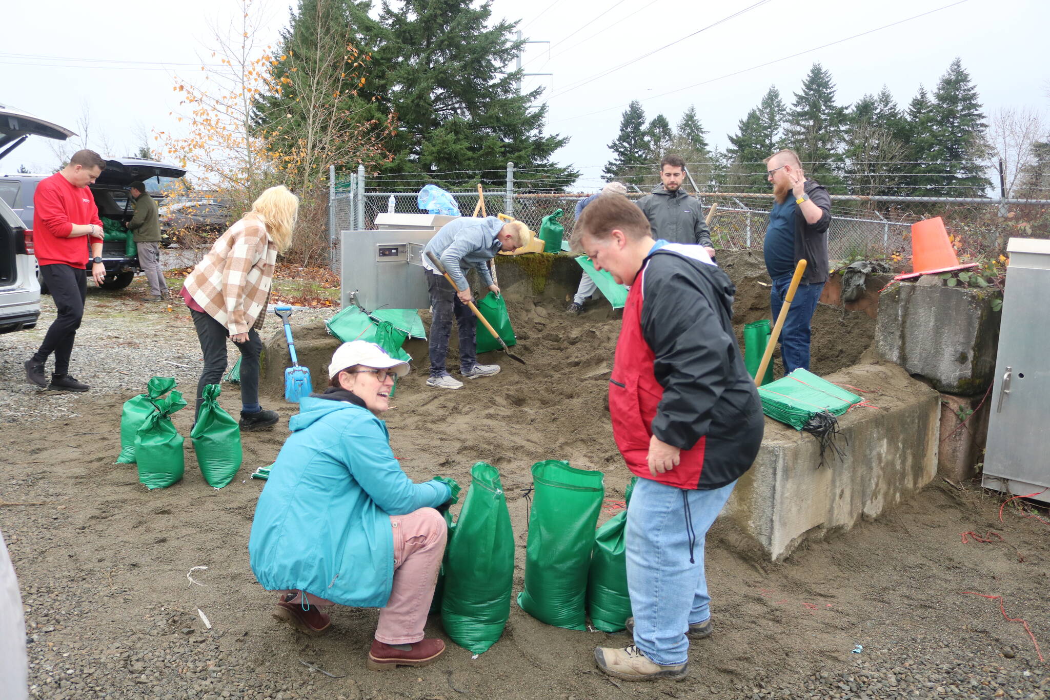 Maplewood residents and helpers fill up sandbag after sandbag at the county public sandbag station in the Highlands to keep the water from getting into their neighborhood. Photo by Bailey Jo Josie/Sound Publishing.