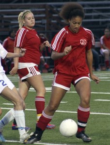 Renton’s Justice Perry brings the ball up the field against Hazen last season.