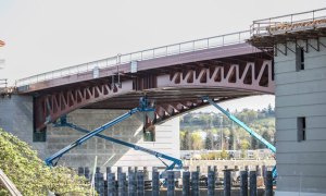 The South Park Bridge carries 20