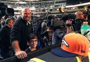 Former Seahawks quarterback Trent Dilfer and Kid Reporter Riley Ottele pose for a photo during Media Day at Super Bowl 50.