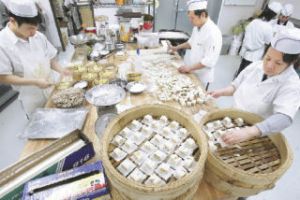 Sticky rice buns are prepared by Jian Lin
