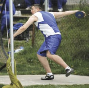 Hazen’s Andrey Levkiv throws discus Friday at Highline.