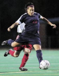 Lindbergh’s Kenisha Macklin plays in the field against Renton High.