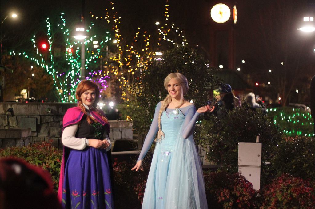 Renton kicks off holiday season with tree lighting, Santa arrival | PHOTO GALLERY