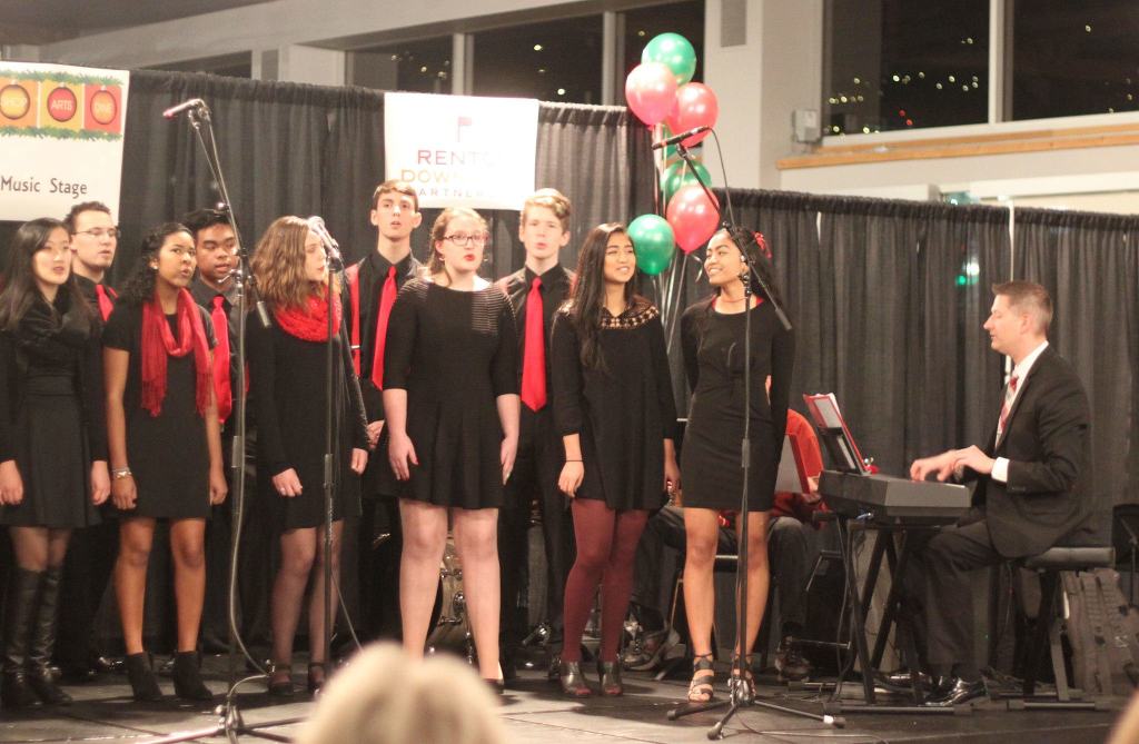 Renton kicks off holiday season with tree lighting, Santa arrival | PHOTO GALLERY