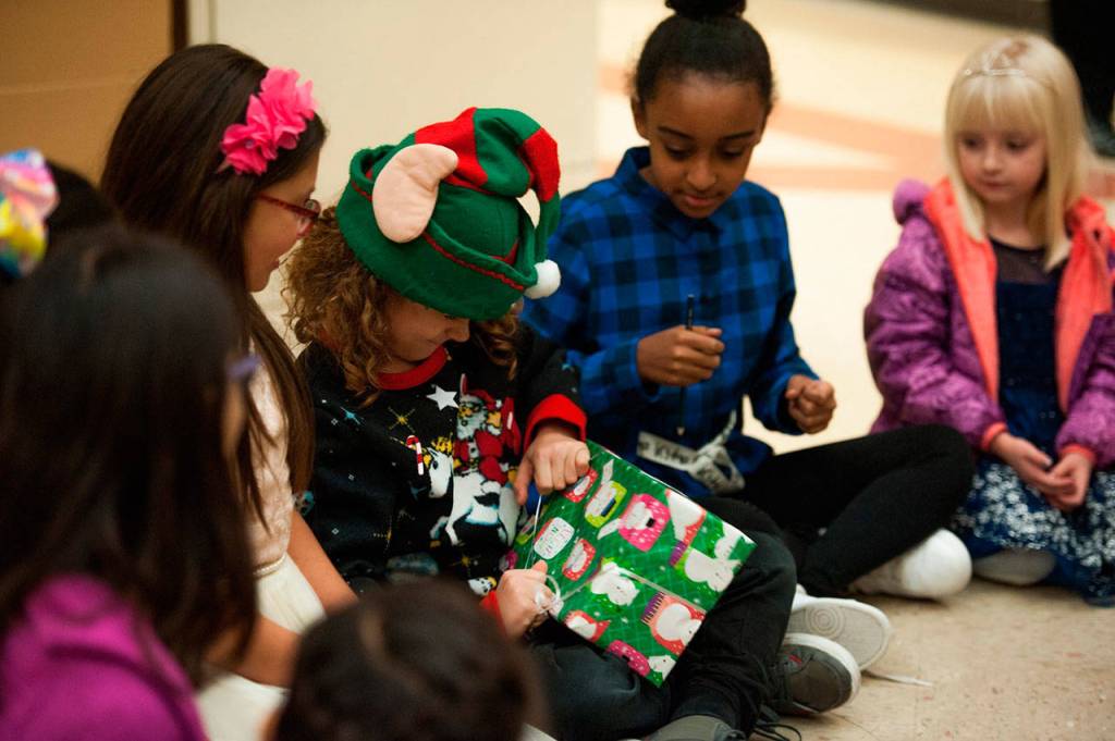 Renton High Ambassadors host second holiday tea party for kids