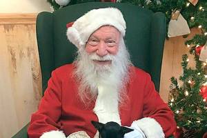 Santa takes pics with Renton pets
