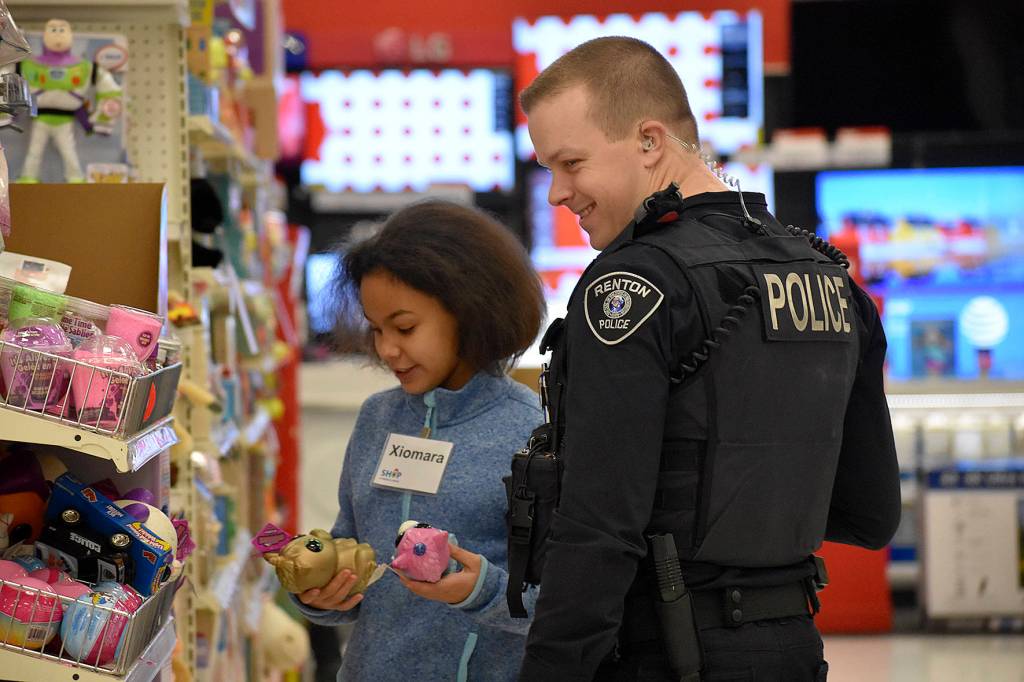 Renton kids get to holiday shop thanks to local police