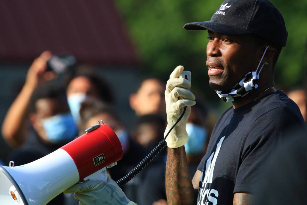 All lives cant matter until Black Lives Matter, said NBA player and Rainier Beach graduate Jamal Crawford. The Liberty Park basketball courts near where he spoke were dedicated in his name by the city in 2011. Photo by David Nelson.
