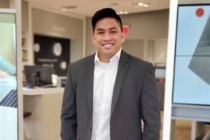 As an Internet Essential Ambassador, Comcast Retail Market Manager Oliver Hoang provides members of his community with customer service to get them connected to the Internet.