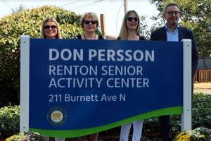 Renton Mayor Armondo Pavone takes photo with members of Don Perssons family. (Courtesy of City of Renton)