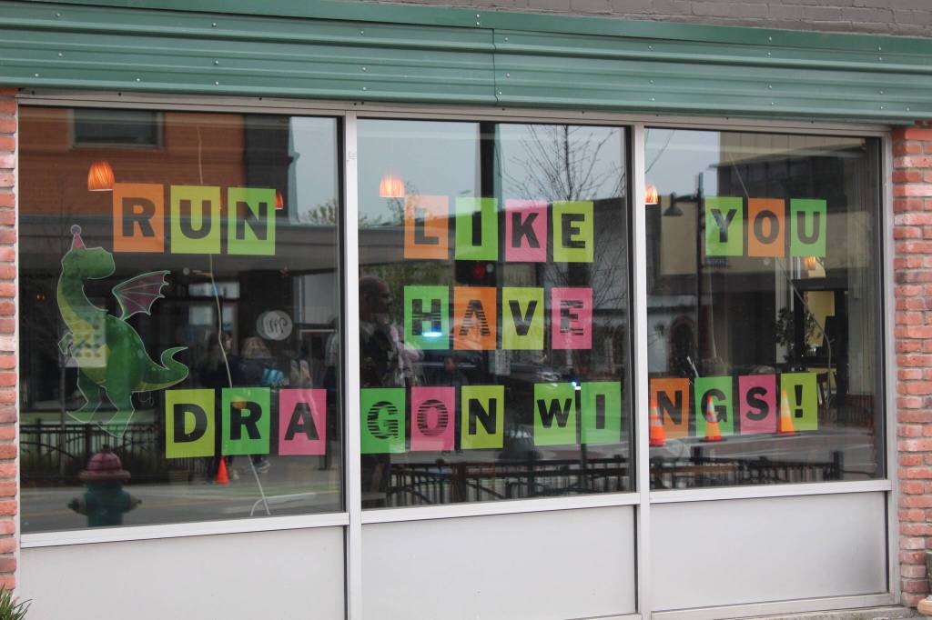 Common Ground Coffee and Cupcakes put encouraging words for the runners in their window. Bailey Jo Josie / Renton Reporter.