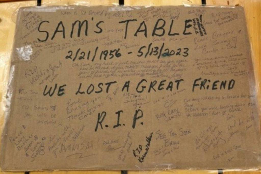 A few days after Sams passing, friends from all over the park came to write their messages at his favorite bench. Photo courtesy of Allen Nance.