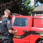 Officer Patrick Lantagne briefs an FD Cares unit regarding the condition of a man requesting assistance for homelessness. (Photos by Benjamin Leung/Renton Reporter)
