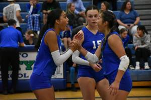 Charlize (right) and Kendreah Beazer (left), smile at the beginning of the second set. Ben Ray / The Reporter