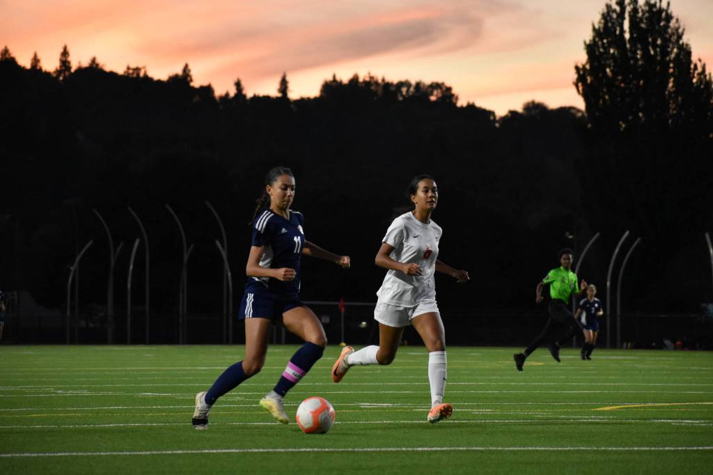Eboni Rose (Blue) battles against Mattea Pattenaude (White) in the secoond half. Ben Ray / The Reporter