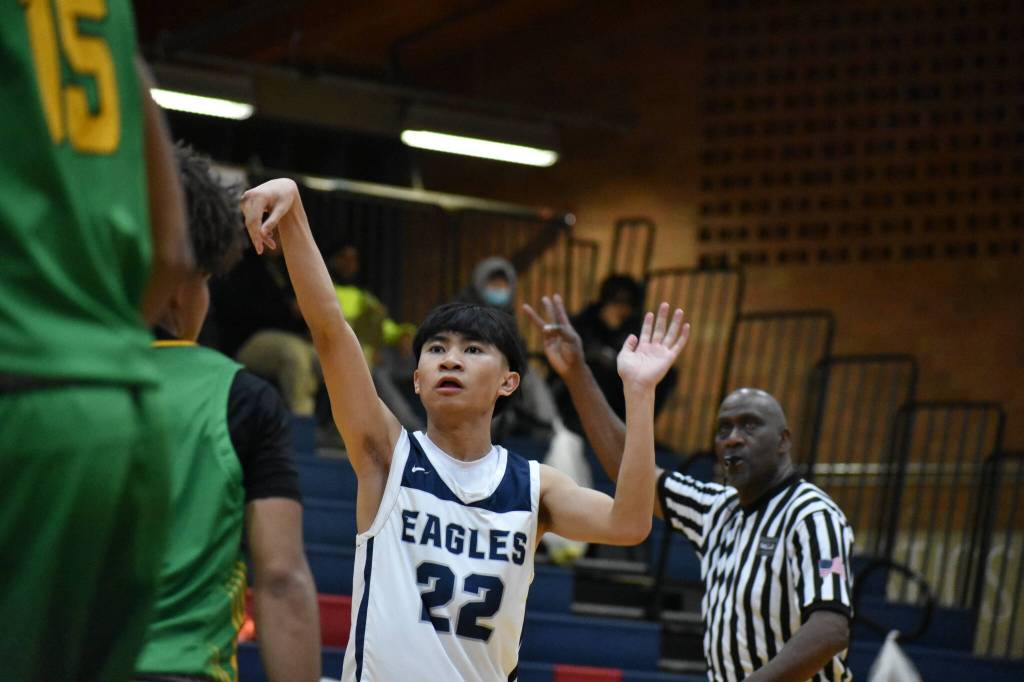 Dylan Villez holds the finish on a three pointer. Ben Ray / The Reporter