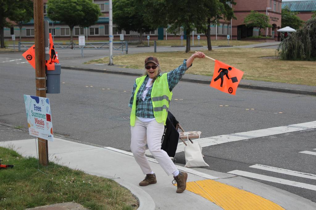Photos by Bailey Jo Josie/Sound Publishing
Volunteers for Sustainable Renton flag 5k runners, walkers and rollers through the course.