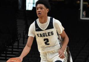 James Huff dribbles the ball for Lindbergh at the Moda Center in Portland, Oregon. (Photo by Ben Ray / The Reporter)