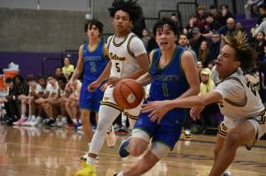 Denali Hatcher drives to the hoop against Bellevue at Lake Washington HS. Ben Ray / The Reporter