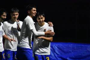 Jordan Stroud swarmed by teammates after he scores the first goal of the game. Ben Ray / The Reporter