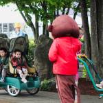Children from the Harmony Early Childhood Education Center wave to the monkey from Smoking Monkey Pizza. Photo by Bailey Jo Josie/Sound Publishing.