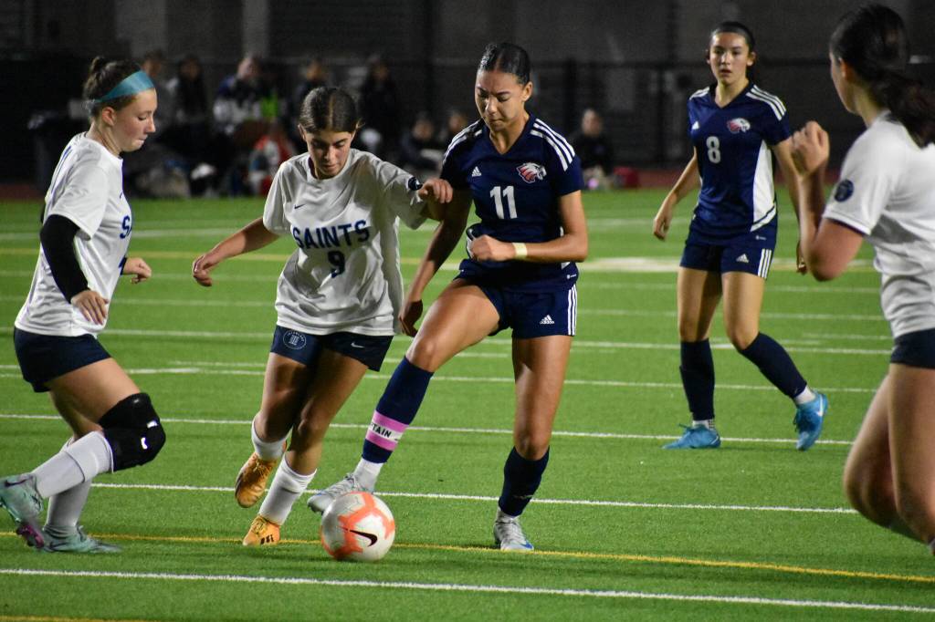 Sophomore Eboni Rose takes on a whole host of defenders for Lindbergh. Ben Ray / The Reporter