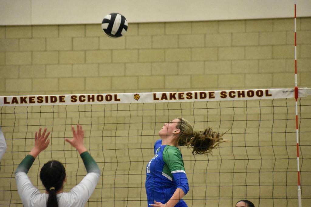 Senior Layne Ford made her presence felt with 10 kills in the win over Blanchet. Ben Ray / The Reporter