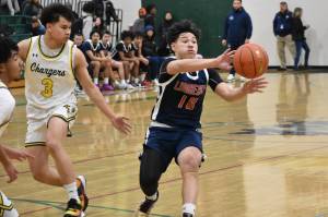 Sophomore Trinidad Valentino English makes a pass to a teammate against Kentridge. Ben Ray / The Reporter