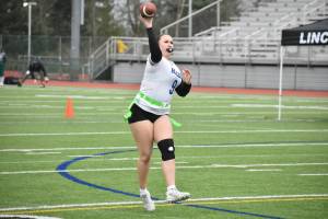 Keegan Castro makes a pass for Hazen. Ben Ray / The Reporter